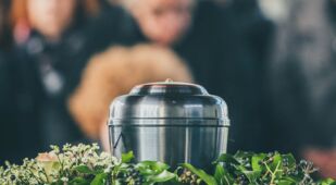 Erd-, Feuer-, See- oder anonyme Bestattungen